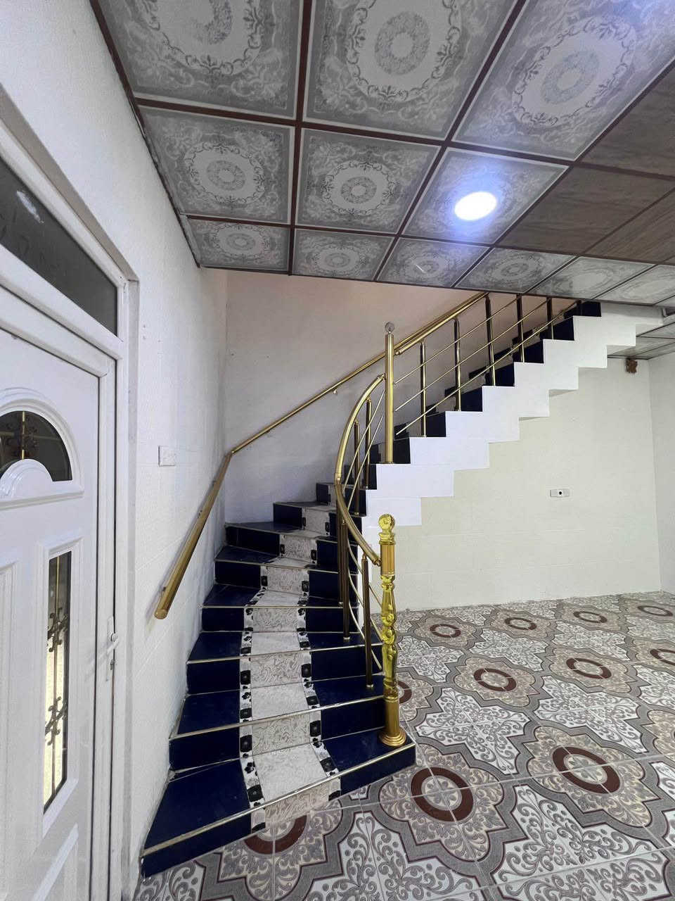 للبيع بيت  بناء جديد بس مو صفر. لكن نظيف جدا جاهز للسكن على مصرف العقار محجوز حاضر تحويل مباشر  الكائن في قادسية الثانية خلف مصور كوداك  مساحته ١٢٥ متر مربع يحتوى على ٤ غرف نوم وصالون واستقبال ومطبخ فول كاشي ٣ حمامات   علما البيت ثلات طوابق وكراج علما هي على شارع ٢٠ متر عرضه الراغبين بالشراء والسكن مراجعه مكتب ايلين  خلف جامع معراج  *********** كركوك, العراق

