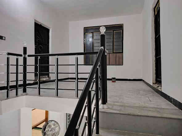 يالله سلام عليكم دار للبيع بغداد المدائن خلف قاعه أوسكار زراعي التصنيع الأساس رفت يتكون من غرفة نوم وصاله استقبال مطبخ صحيات داخلية خارجيه مساحه الدار ١٥٥ متر واجهيه ٨ ونص ونزال ١٨ بيت بعده ممسكون حديث خدمات كامله تبليط كهرباء ماء قريب كلش على مدرسه الرواد الابتدائية السعر ٧٥ وبي مجال للشراء للتواصل اتصل على الارقام *********** أو *********** وات ساب
