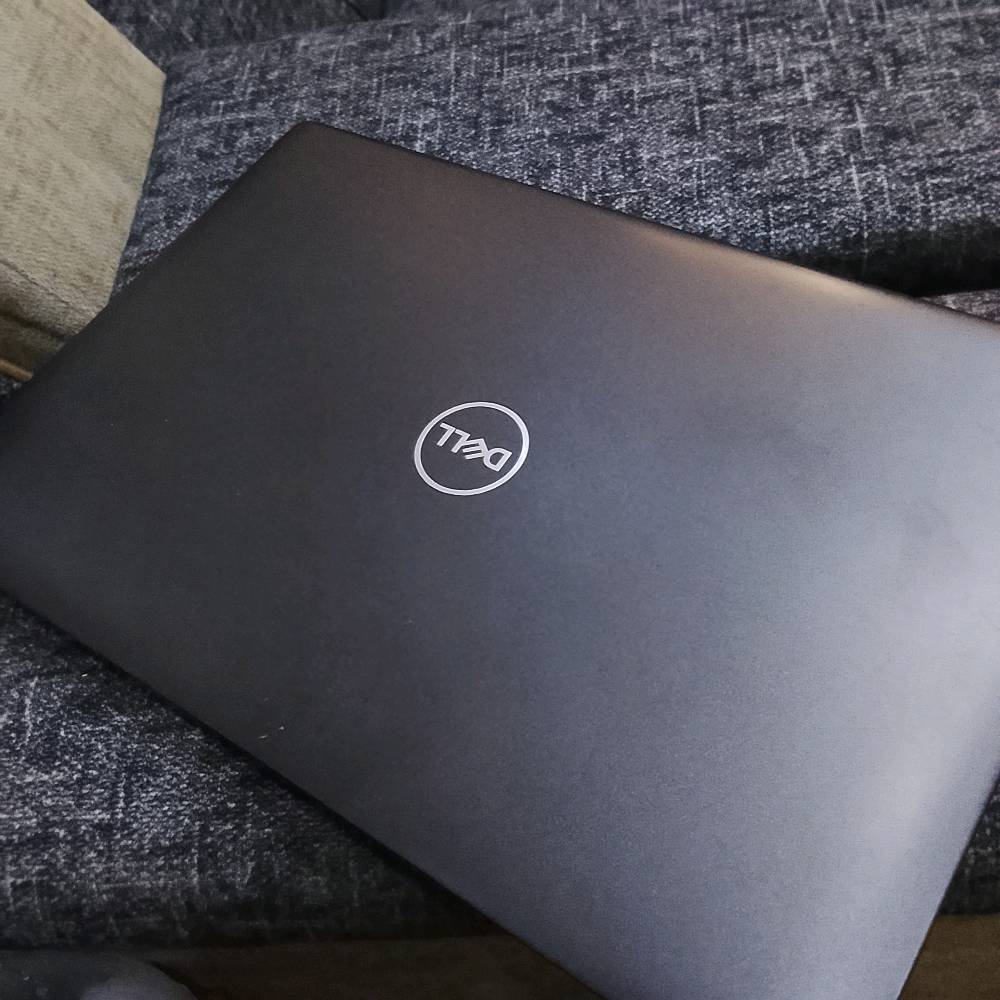 لابتوب مستعمل
Dell Latitude 5400
Intel Core i7-8650U (الجيل الثامن)
RAM 8GB
SSD 256GB (المساحة الفعلية 237GB، وهذا طبيعي)
Windows 11 Pro
الحالة: لم يُصلح من قبل ولم يفتح 
ومعه جميع ملحقاته من شاحن وحقيبه
سعر 370وبي مجال 
رقم هاتف ***********
***********