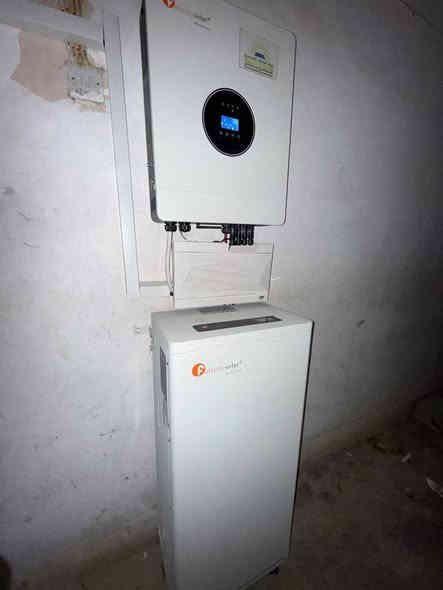 يسرنا ان نقدم لكم انجازنا لهذا اليوم المصادف 1/12/2025
بفضل الله وتوفيقه تم تجهيز وتنصيب منظومة طاقة شمسية لبيت الاخ رائد الدليمي في تكريت حي الايوبي
#مركز_دجلة_للطاقة_الشمسية 
مكونات المنظومة
الواح لونجي 615 واط
انفيرتر فيليستي 8 كيلو 
بطارية فيليستي حجم 15 كيلو
#ضمان_حقيقي
#جودة_عالية
#متابعة_دورية
عنواننا //
صلاح الدين تكريت القادسية الشارع العام 
الانبار الرمادي شارع 60
للاستفسار//
***********
***********
