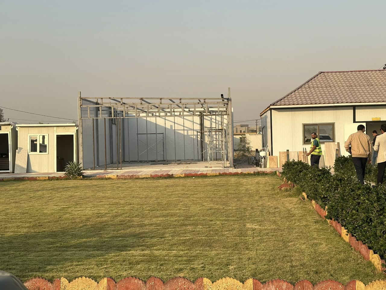 سلام عليكم حداده عامه كرفانات  جملونات سندويش قمريات كيربي كيسبان واجهات بورسلين فرونتك بوردكس بحدث التصاميم ديكورات داخليه خارجيه بكوادر مختصه 
هـ *********** واتساب موجود
