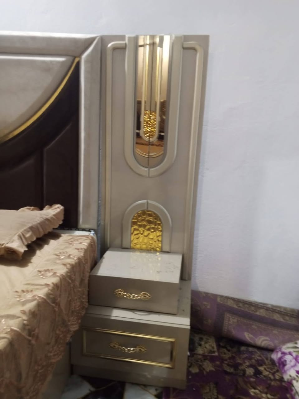 السلام عليكم غرفه كامله للبيع ١١قطعه  جديده صارلي ٣اشهر من خذته غرفه حلوه ونضيفه مكاني حله ابو غرق السعر مليونين و٢٠٠وبيه مجال قليل متواجد خاص ورقم الهاتف ***********
