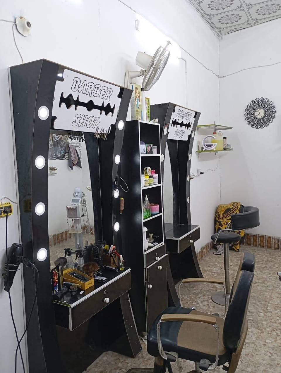 محل حلاقه كامل للبيع (فقط غراض)
للاستفسار الاتصال او واتساب( ***********)
