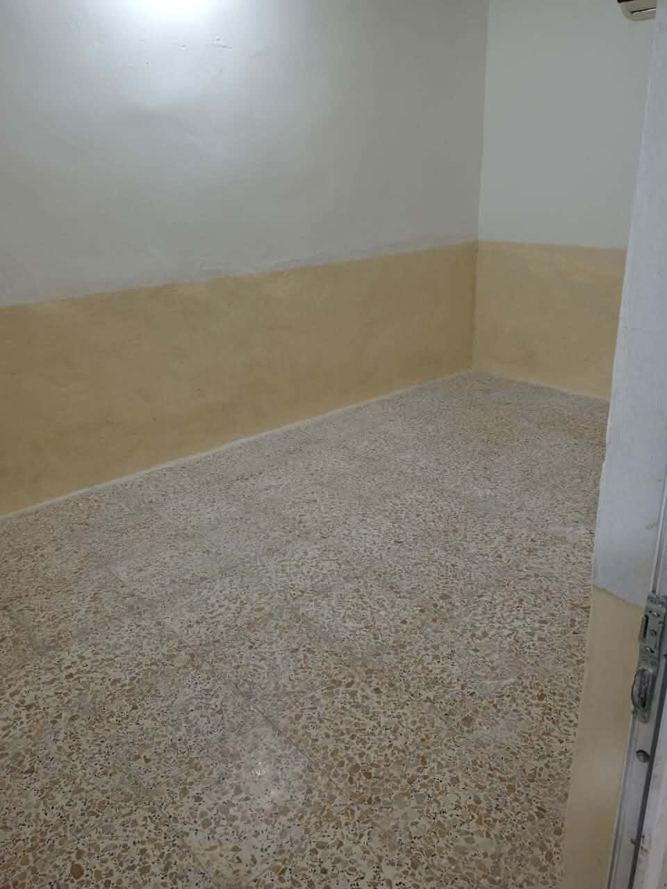 نص بيت ايجار خلفي. غرفه جوه وتخاريج ومطبخ. وغرفه فوك. قريب سوك الانصار 
***********
