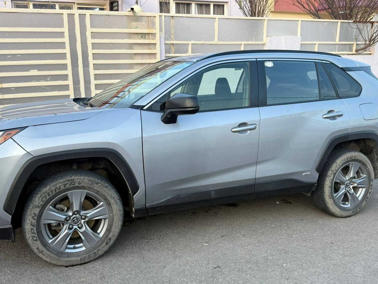 تيوتا راف 4 2023 هايبرد ❗️
1- شاشه كبيرا 
ممشى سياره 88 كيلو وليس ميل 
2- تحكم جهتين 
3- مثبت سرعه
4- رادار 
4- عداد ديجتال 
5- سياره مغلفه بلكامل 
6- قطعتين  تبريد 
7- حساسات امامي وخلفي 
8- ابل كار بلي + اندرويد اوتو 
9- مداخل تايب سي 
10- برده خلفيه 
11- مانع انزلاق 
12- نضام تعليق اي بي اس 
سياره هواي بع بيها امور ممذكوره 
كامله مكمله ضربتها صطحيه مصبوغه نص باب السايق ونص باب راكب و يم رقم من خلف  في قبغ جنطه على كد التصليح الصبغ مرفوق صور الضربه وصور تصليح يوضح 
مكاني بغداد الغزاليه او كراده 
***********
