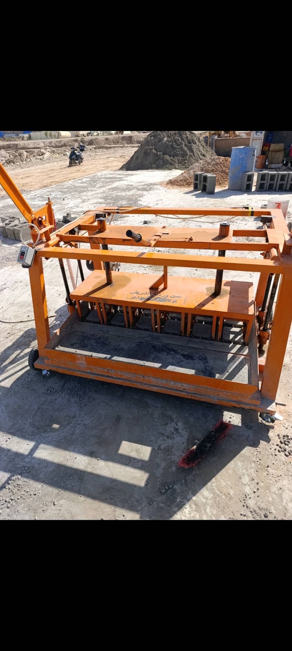 العنوان النجف الكوفة 
خباطة للبيع السعر مليون و800 وبية مجال للشراي 
مكينة بلوك بياضة 6 بلوكات بل دقيقة السعر 30 ورقة
غرض البيع لعدم التفرغ وعدم وجود مكان للعمل اذا انت على باب الله وعندك مكان عرصة حتى لو 100 متر تكدر تشتغل وفلوسهن بيهن شهر واحد تبيع اطلع فلوسهن اعيد واكرر غرض البيع لعدم التفرغ وعدم وجود مكان والمو شراي لا يكسر بروح والدية 