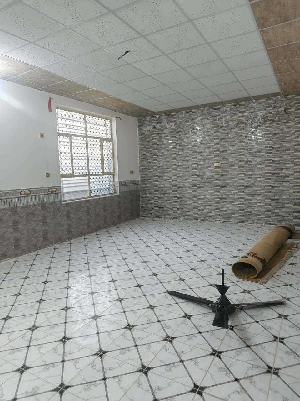 بيت للايجار المساحه 260 متر حي النداء شارع مجمع بيتي مقابل مجمع الاميرات سعر الايجار 400 الف بيت نضيف وجاهز للسكن يحتوي على تانكي سهان خط وطني خط مولد يحتوي على
📌غرفه عدد 2 
📌صاله
📌مطبخ
📌استقبال
📌حمامات خارجيه وداخليه
📌حديقه
للاستفسار *********** 
#_ملاحضه_يوجد_واتساب 📩📩
