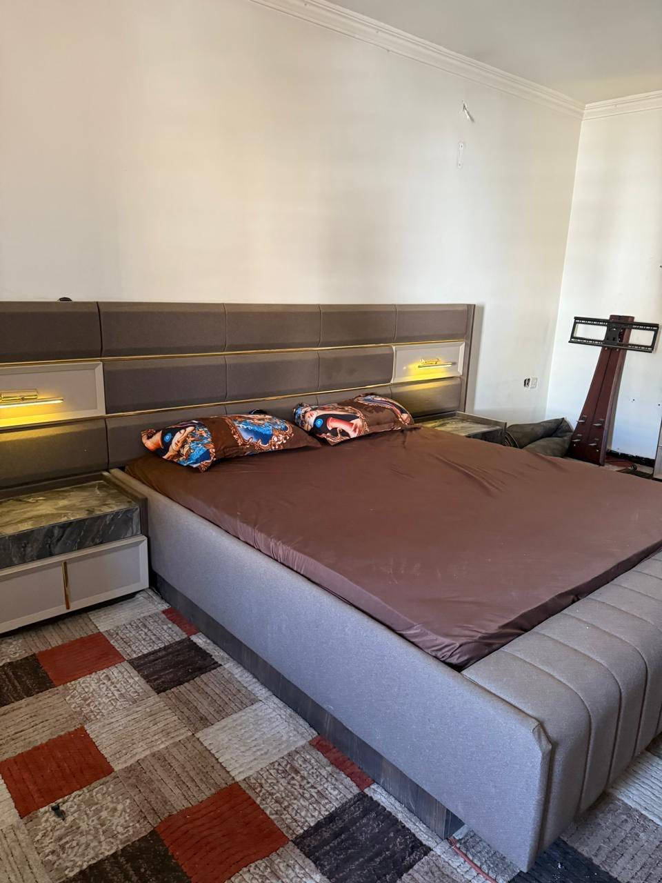 الغرفة مامستخدمة مشدودة بس مامستخدمة بيها انارة بالكنتور  والسرير  والامراية والسرير مخزن والغرفة ضخمة وقوية وتكمه مو واضحة بالصور ومابيها اي ضرر نظيفة جدا وتكدورن تشوفوها مكانها بغداد المنصور وسعرها مليون و١٠٠ وسعر شرائها اغلى بهواايه غرفة راقية
 ***********
