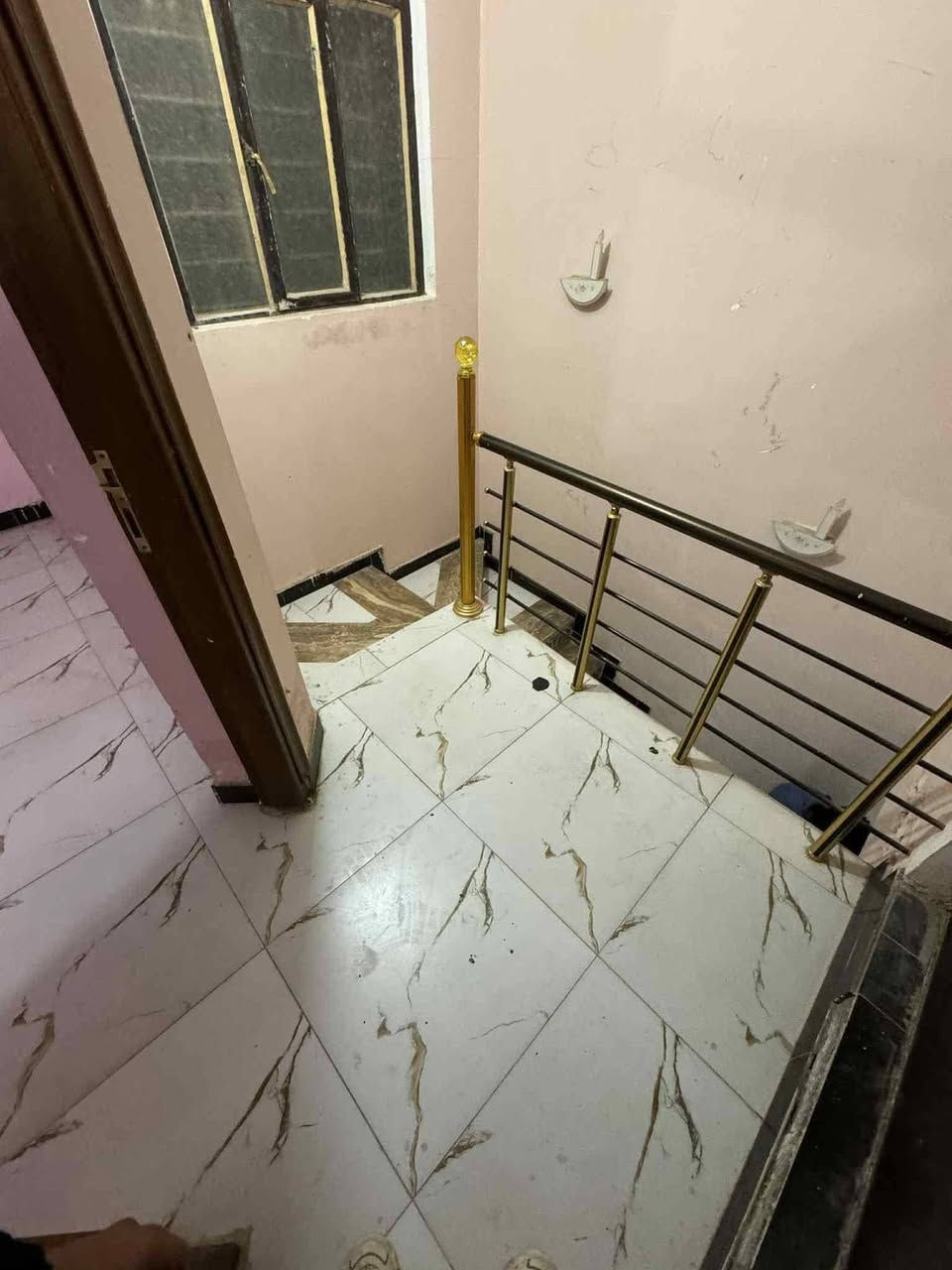 #لليجار
سلام عليكم ورحمة الله وبركاته 

بيت لليجار في التقيه الثالثه قرب مازن البنجرجي 

مساحه ١٠٠متر مربع نضيف جداً

يحتوي على 

غرفه نوم عدد 2

صحيات عدد 2

صاله 

مطبخ                                                                                      

استقبال

للاستفسار اكثر زيارت المكتب تقيه الثالثه قرب مازن البنجرجي 

مكتب ارض الملوك 

اوو الاتصال على☎️

***********
