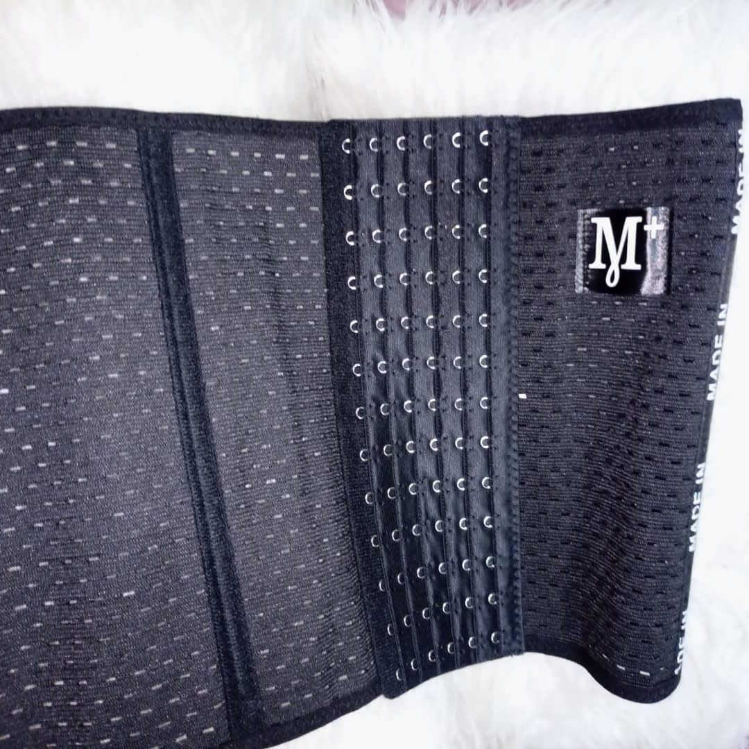 🖤🖤🖤🖤🖤🖤🖤🖤🖤🖤🖤
افضل أنواع المشدات الحرارية اصليه خامه متينه ومرييييحه
يساعد على التخلص من الدهون والشحوم والترهل في منطقة الخصر و البطن بالاضافة لمنطقة الظهر والاكتاف
يساعد على الحصول على جسم منحوت ومشدود في لحظات للمناسبات و الافراح او اثناء الجلوس في المنزل
مشد حراري يساعد علي تقويه النشاط الحراري للجسم المفضل للمشاهير
يساعد على تخفيف الالام الظهر
يقلل من محيط الخصر  بشكل ملحوظ ومبهر كما يخفي الكرش ويبرز الصدر والارداف
مناسب للاستخدام اليومي المنزلي وللنادي الرياضي
يغلق بمشابك صغيرة من الأمام 3 مشابك لسهولة التحكم بالمقاس المطلوب
استخدامه يومي في المنزل والجم ( النادي الرياضي) حيث يساعد على حرق الكالوري والدهون بوقت اقل
يحبذ استخدامه بشكل تدريجي بالنسبة لعدد الساعات حيث تبدء بساعة حتى تصل إلى 4 - 6 ساعات
*الفوائد:*
-يساعد على التعرق وحرق الدهون
-يساعد على نحت وشد الخصر
-يساعد على نحت وشد البطن
يلبس تحت الملابس او اثناء الرياضه
يلبس في البدايه 4 ساعات في اليوم ثم زيادة الساعه تدريجا الى 8 ساعات
لا ينصح بلبسه أثناء النوم
🖤🖤🖤🖤🖤🖤🖤🖤🖤🖤🖤


**إذا كنت صاحب هذا الإعلان وتريد حذفه لأي سبب، رجاءا أرسل رسالة إلى الدعم الفني**