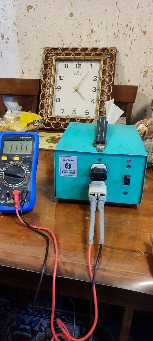 سلام عليكم شباب وشياب الكروب المحترمين عندي محولات الكهرباء تحول من 220فولت إلى 110فولت
وحده يابانيه ملف نحاس  ام الصندوك اخضر  قدرتها2000 واط تنطيك كهرباء 18امبير صافي 
وحده صيني الصنع ملف نحاس قدرتها 5000 واط تنطيك كهرباء أكثر من 35 امبير صافي 
مكاني بغداد وهذا رقمي للتواصل ***********
