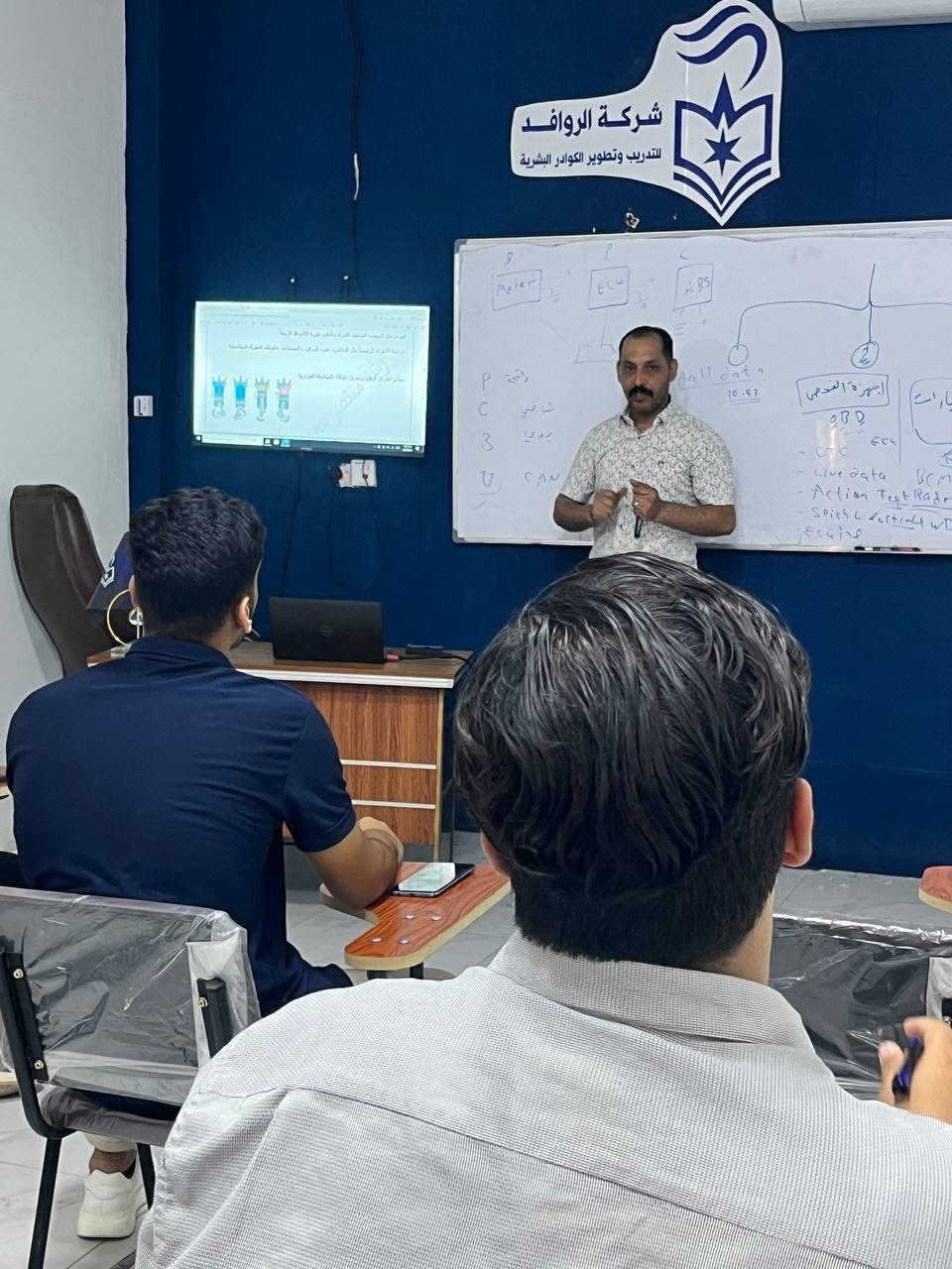 ⁨ بتوفيقٍ من الله، قدمت شركة الروافد للتدريب وتطوير الكوادر البشرية خلال النصف الأول من عام 2026 مجموعة واسعة من البرامج التدريبية النوعية، التي هدفت إلى تطوير المهارات ورفع كفاءة المتدربين في مختلف المجالات.

وقد شملت هذه البرامج دورات متعددة في مجالات:
الحاسوب وتقنياته الحديثة، الإدارة وتطوير الأعمال، البرامج الفنية والهندسية، إضافة إلى تخصصات أخرى متنوعة تلبي احتياجات سوق العمل.

وبفضل الله ثم بجهود المدربين والمتدربين، تم تخريج مئات المتدربين من مختلف الفئات العمرية الذين أتموا برامجهم بنجاح، ليكونوا أكثر جاهزية للانخراط في بيئة العمل والمساهمة في التنمية.

نضع بين أيديكم جانبًا من صور هذه الإنجازات، التي تعكس حجم العمل والالتزام خلال هذه الفترة، ونتطلع إلى مواصلة مسيرة العطاء والتطوير في النصف القادم من العام.

كل التوفيق لخرّيجينا، وإلى مزيد من النجاح والتميّز...

الموسس والمدير المفوض 
المهندسة شيرين سعدون علي ميرزا

العنوان:ديالى-بعقوبة-مدخل شارع خريسان- قرب تقاطع البلدة- فوق مطبعة الوطن…
هـ/***********⁩
