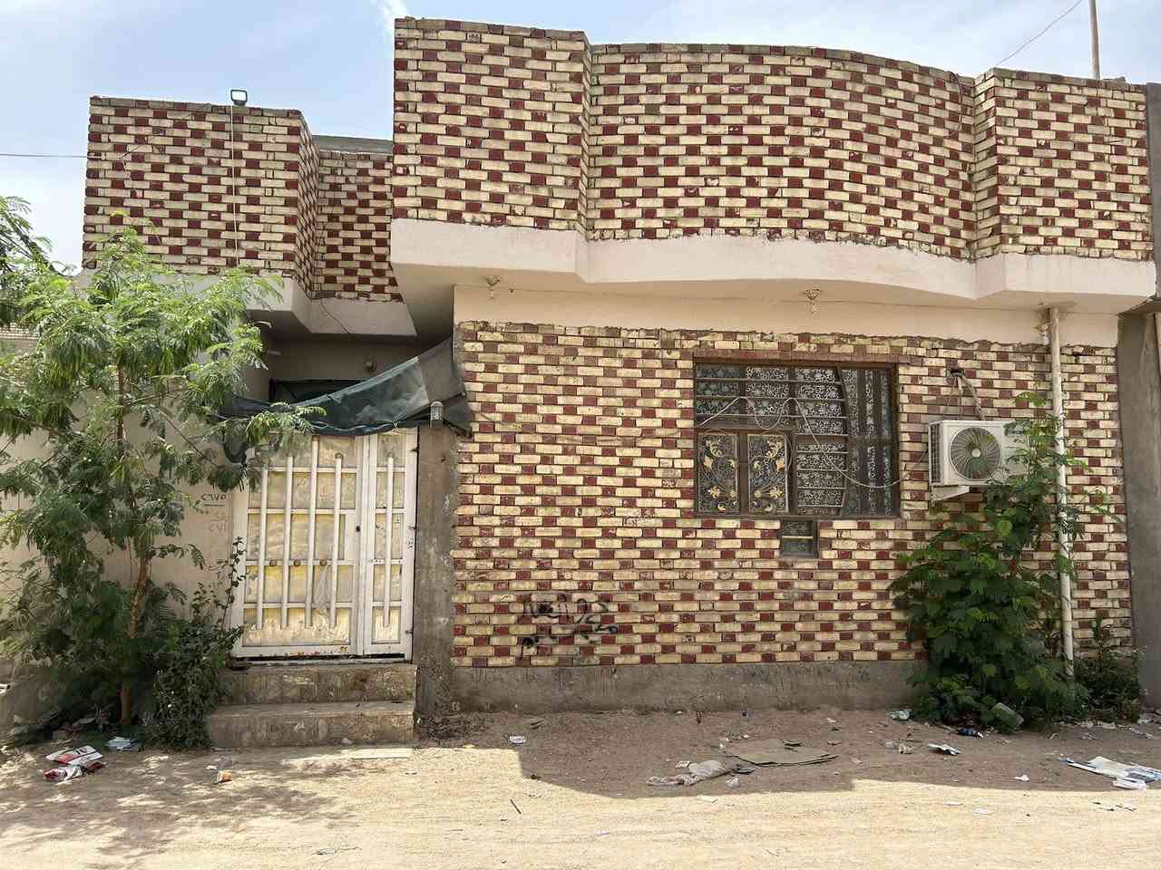 بيت للبيع شارع المطار شارع سبيس قريب مدرسه القلم ركن ١٠٠ مربع طابق ونص لاستفسار ***********
