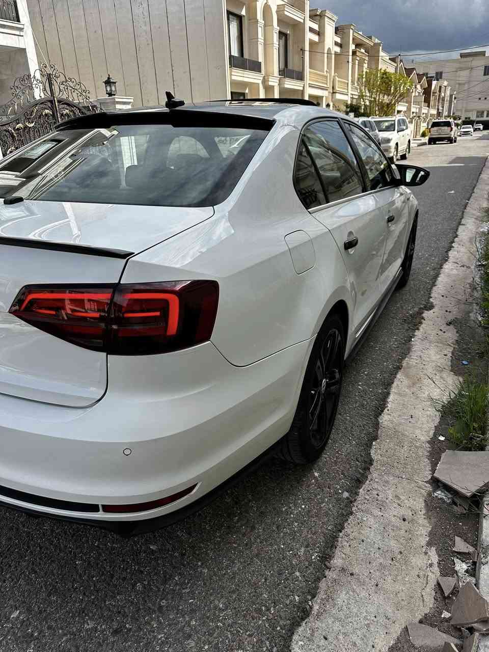 السلام عليكم جيتا GLI 2017 فول فول مواصفات فقط گير عادي محرك 18 توربو گير ومحرك بشرط السيارة جاهزه نقص برغي مابيهه صبغ بيهه قطعتيين صبغ و2 كلير تخم تاير جديد واتربم جديد باتري جديد صدرهه كله جديد السيارة بسمي مكاني اربيل ***********  السعر 125 وبيهه مجال
