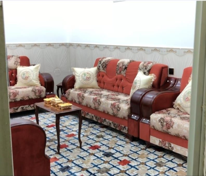 بيت زراعي للبيع مساحه ١٠٠م بناء حديث طابقين طابوك كونكريت 
الارضي غرفه كبيره وصاله واستقبال ومطبخ وصحيات
والطابق٢ غرفه كبيره ايظآ وصاله ومطبخ وصحيات
سعره ١٢٥مليون بي مجال للإستفسار
*********** او *********** مكتب نجمة الابداع للعقار
