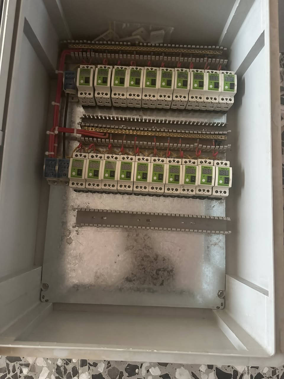 سلام عليكم شباب 3كابينات البيع ولك كابينه شيل عشرين بيت ولسعر تصل وتدلل الي حب هاذه رقمي ***********
