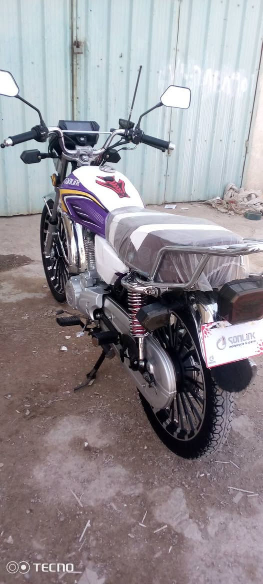 سلام عليكم شباب سيفان للبيع موديل ٢٤شكل ٢٥يعني ورقت ٢٥هم وياهة محرك مامفتوح إسبانة مامدود علية لون مميز الدراجة احلى من صورة بعد اخت الزيرو اي نقص مابية بس فقط دشبول واكف الباقي اشاير دبل اشاير كلة شغال السعر ٨٠٠ وبية مجال ولمو شراي لايخابر ويتعب نفسة مكاني ديالى شهربان سنسل رقم الهاتف ‏‪***********‬‏
