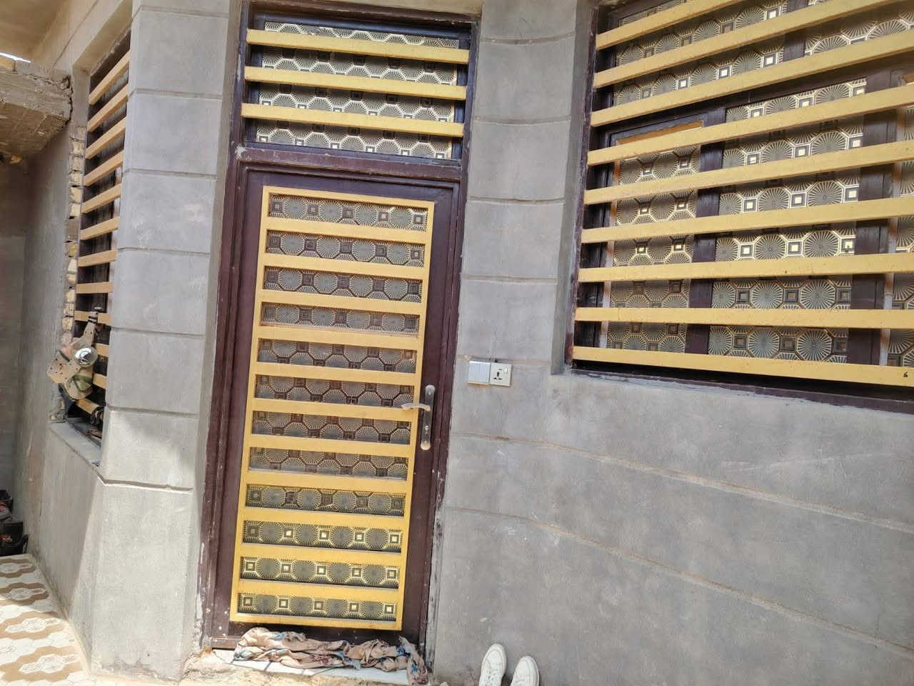 السلام عليكم
بيت 100 متر زراعي سند 25 مقابل معرض الخليفاوي 
خلف جامع النوري يحتوي على غرفه وصاله واستقبال وحمام داخلي وصحيات خارجيه بناء مسلح مشمول بلتطويب الاستفسار الاتصال على الرقم 

***********

