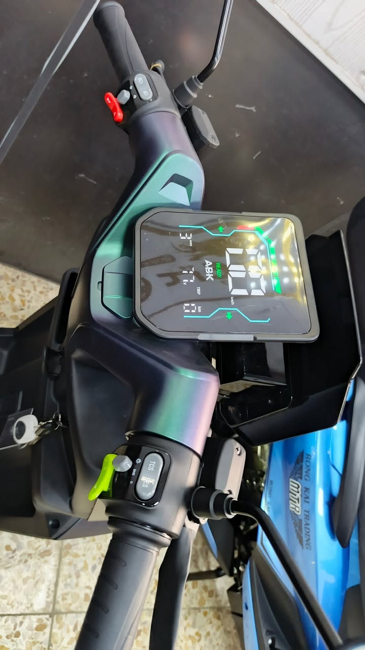 السلام عليكم ورحمه الله وبركاته ❤️❤️ 
الدراحة التي ستصبح رقم 1 بالعراق 
‏ارقى انتاج..🔥🔥 اصلي وليس سوقي 🔥🔥
‏بامكانك العيش مع تجربة حقيقية من ارقى الانواع
‏دراجة شحن الملكة الاصدار الحديث عقل اكبر  بطارية گرافين ٣٢❤️❤️
السرعة 90
الملف2000 واط حقيقي 
اطارات حجم 12 جودة عالية
شاشة اندرويد وجميع العطلات مع مانع انزلاق 
تقطع مسافة ٥٠...٦٠ كيلو حسب الظروف والجو
بلاستك مقاوم للصدمات
تتحمل الاوزان الثقيلة 
مساحة تخزين واسعة. تشغيل كارت وبصمه
السعر تم الخصم بدلا من ١٢٠٠ صار السعر مليون و ١٠٠ سعر ثابت لاختصار الوقت لطفآ ❤️ ❤️ 
ضمان سنة ونصف ملف وبطارية سنة 
يوجد توصيل 
يوجد اقساط  ***********
تقاطع مستشفى الكندي قرب النساجون للمفروشات باتجاه ساحة بيروت 
كشن جلد متين ومريح للجلوس 
دبلات هايدروليكية مرنة جدا للمطبات
