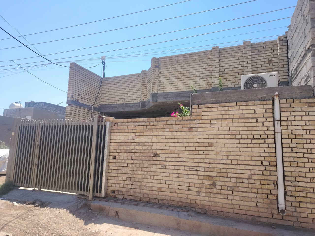 دار للبيع حي البدعة طابو صرف طابق واحد
المساحة ١٧٥ متر واجها ٨.٧٥ والنزال ٢٠
يحتوي على كراج وحديقه وصحيات خارجيه واستقبال ومطبخ وصالة كبيرة وصحيات داخليه وغرف نوم عدد ٢ ومنور عدد ٢ البيت بناء ٢٠٢٤ جديد ودرجه اولى من كلشي الارضيه كاشي مرمر.
النواقص الواجهة كما موضح والاشتايكر فقط باقي تفاصيل الاتصال بالرقم ***********
