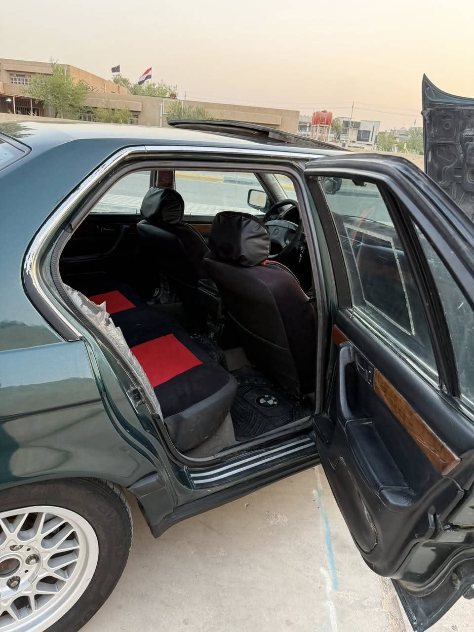 السعر 55 قفل
BMW 735i 
موديل 1991
مكينه 3.5 مفتوح شرط المكينه لا تنقيص ولا تبخير والكير كفاله تجي تفحص وتشوف 
رقم بغداد بسمي سنوية 27 هزه 25 اخوان السيارة بسمي لا بسم صديقي ولا بسم جيراني بسمي تحويل مباشر 
سلايت طكتين 
كشن كهرباء 
تدفئة كشنات
جام اربعه كهرباء كله شغال شرط 
داخل صاج 
كهربائيات كلها شغاله شرط
سنتر لوك بلادي بالسويج اربع بوب و الجنطه و قبق البانزين كله يقفل
تحويلات سبورت و ايكو و عادي كلها شغاله 
ويل كب 5
صدر امامي خلفي جديد 
باتري اليوم شاده بالكارتون 
لايت فول  
تبريد شرط ثلج 
مسجل بلاتوث سستم سماعات فول
سياره مكفوله من الضربه فقط صبغ جماليه
مكان السيارة واسط الزبيدية جاهزه للاخير كلشي شغال
***********
***********
