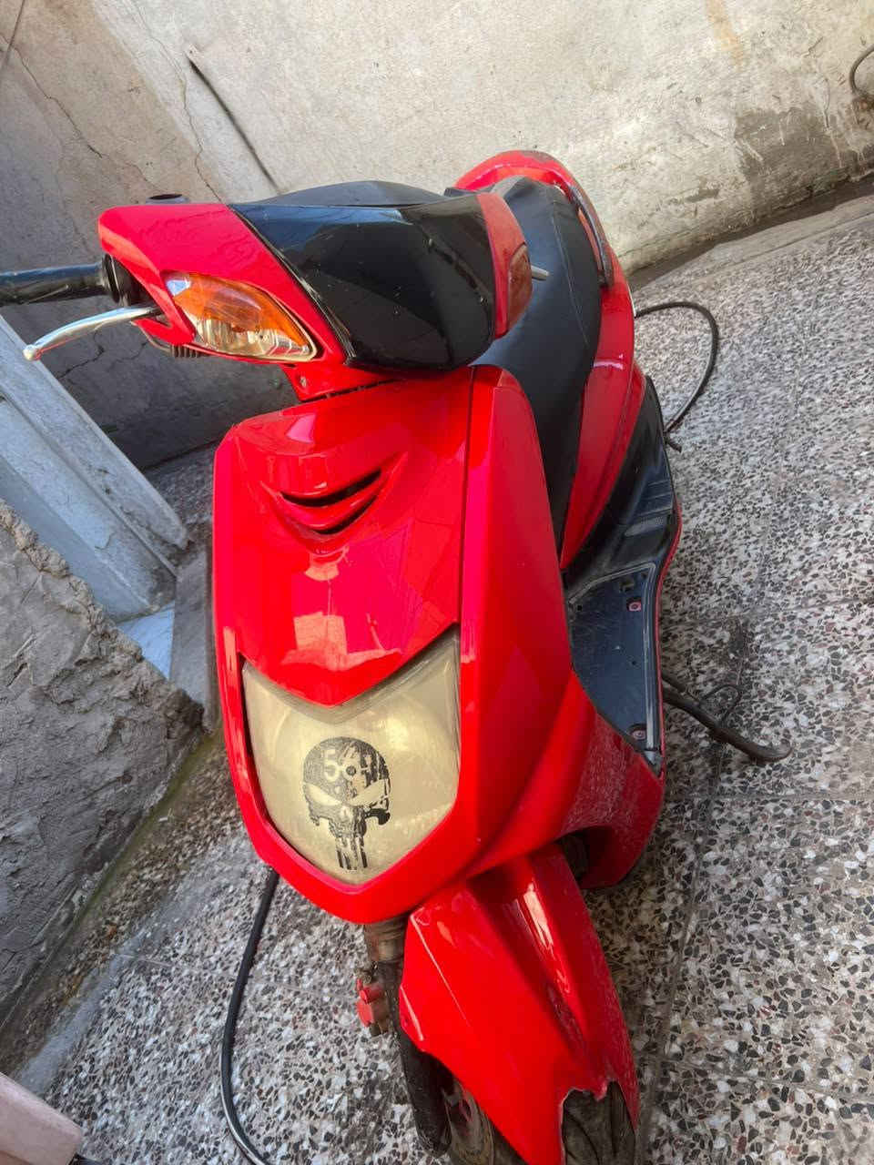 السلام عليكم من رخصة الادمن 
دراجه سكنس كابريتر تعبانه المحرك بلجيس الباقي كوم حديد مكاني بغداد الحريه شارع أبو حطاب ماتشتغل 
كوم حديد 
السعر 250بيها مجال 
***********بي وتساب
