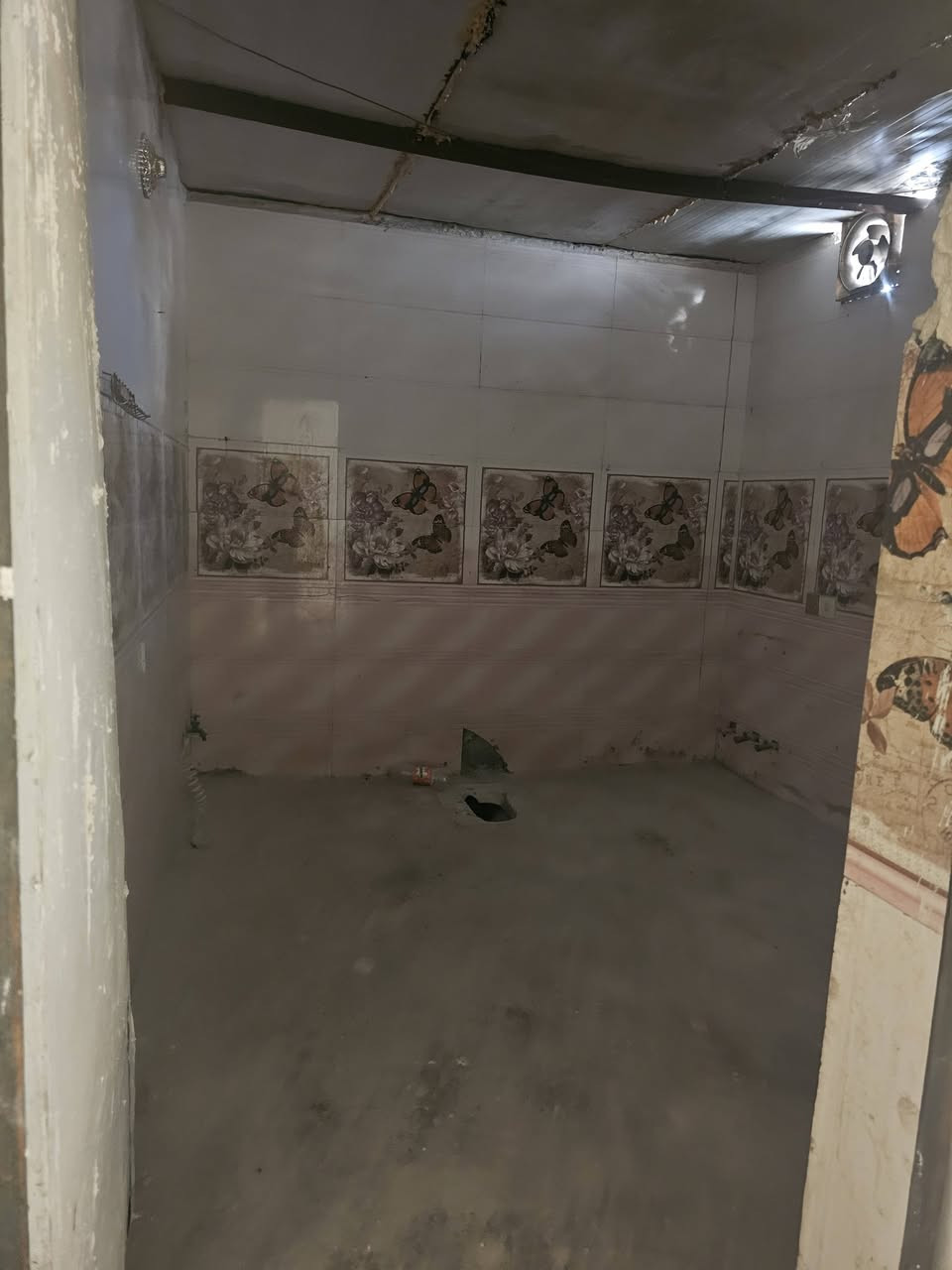 السلام عليكم بيت في حي الزهراء مساحته 100واجه 10يحتوي البيت على غرفتين نوم وصاله واستقبال بيت شوفت عينك قريب على شارع المخازن الي مقابيل حي الكوفه ستفسار خاص سعر 21وبي مجال ***********
