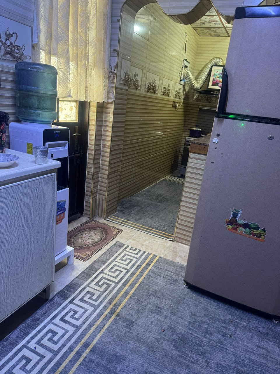 سلام عليكم بيت طابقين طابق اول طابوك والثاني ثرمستون بيت كلش نضيف طابو زراعي سند 25 يحتوي البيت عل 5 غرف وحده جوه و4 فوك الطابق الاول صاله جبيره وديوانيه جبيره مطبخ حار وبارد موقعه الجزيره الفيروزيه . رجاآ لحد يدخلي لا ابو عقارات ولا مندوبين ما اجاوب عليه سعره 200 وقابل للتفاوض ***********
