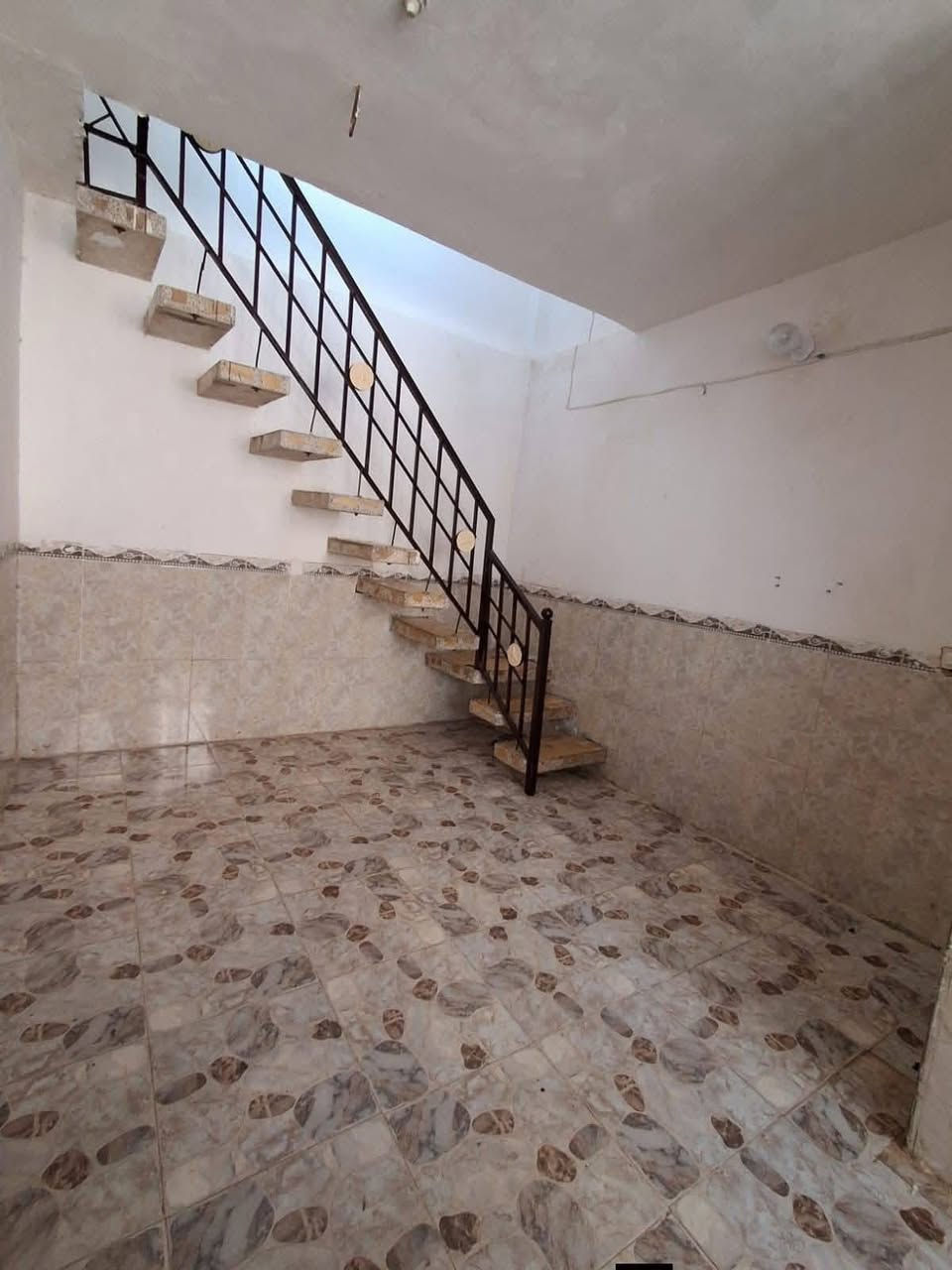 ـــــــــــ السلام عليكم دار للايجار ــــــــــ 
قرب الامام بعد كيلو ونصف نهاية شارع ابو طالب حي الزهور المساحة ٦٠م مربع يحتوي غرفة واستقبال وصالة ومطبخ وصحيات طابق ارضي للاتصال ‭ ***********
***********
