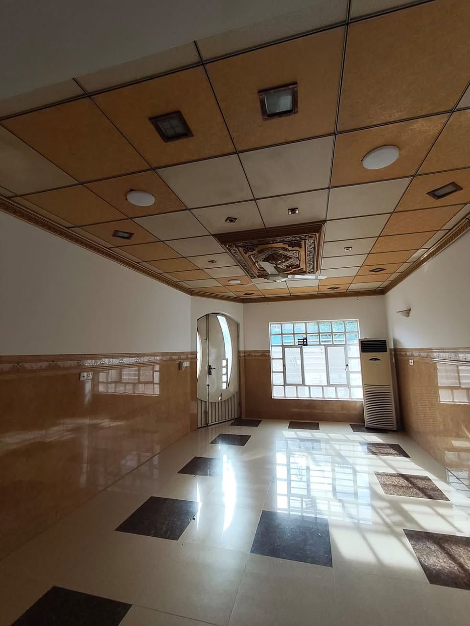 🏡 دار للبيع – حي السكر / المربع الأول

📍 الموقع: قرب جامع الساجدين
📐 المساحة: 200 م²
📏 الواجهة: 10 متر
🛣 الشارع: تبليط عرض 12 متر
🧭 الاتجاه: قبلة
📄 السند: طابو ملك صرف

🔹 مواصفات الدار:
▫️ طابقين

🔸 الطابق الأرضي:
 • هول استقبال
 • مطبخ
 • صحيات عدد 2
 • غرفتا نوم

🔸 الطابق الثاني:
 • 4 غرف نوم
 • هول
 • صحيات

📞 للاستفسار والمزيد من التفاصيل:
مراجعة مكتب العمران – سايدين السكر
***********
***********
