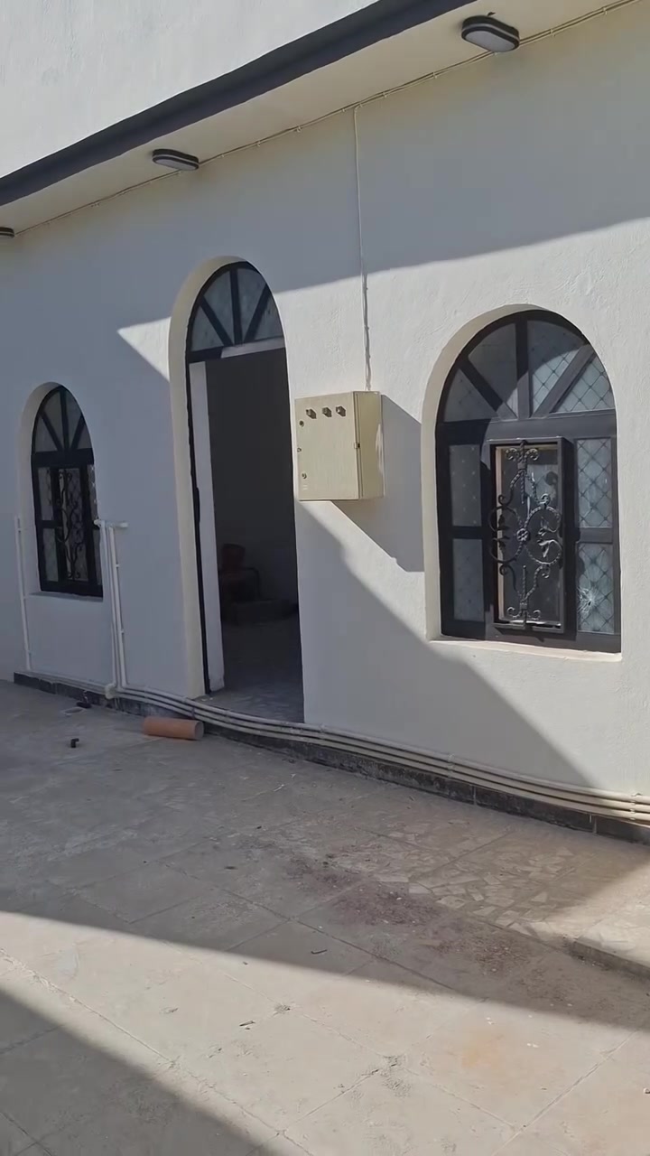 السلام عليكم الدار مع المشتمل للبيع المساحه الكليه 300متر منطقة الضباط حي العسكري ثاني فرع عن شارع 30 للاستفسار  ***********  /***********
