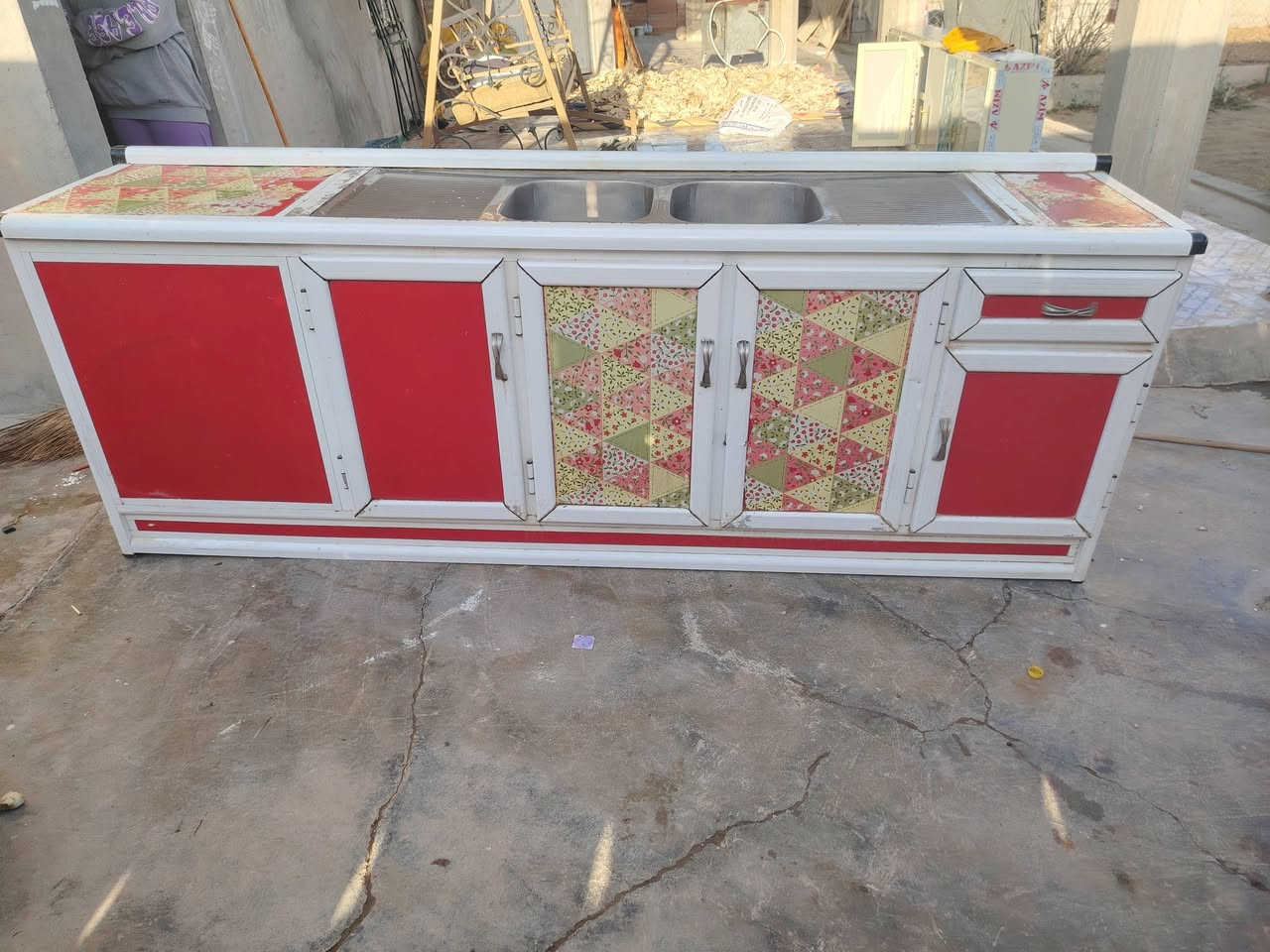 سنك حوضين مستعمل بس نضيف الطول مترين ونص السعر 90وبية مجال***********
