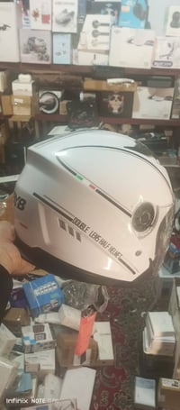 عندي خوذه مال دراجه ناريه  قياسها لارج والله ما مستخدمه بس جيف زغيره ع...