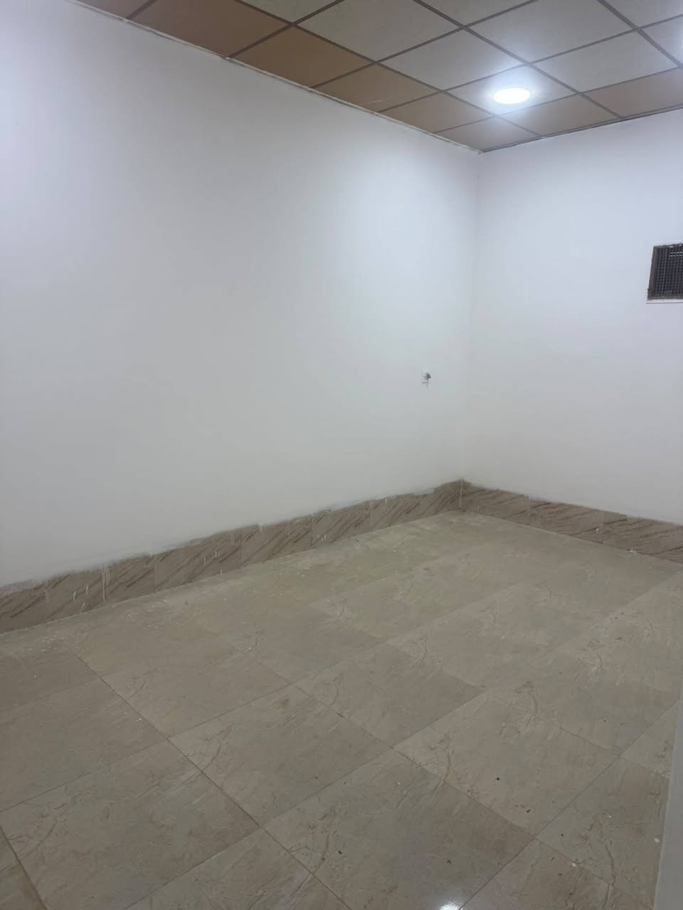 دار 100 متر رقم بسعر مناسب 
بناء نضيف فول كاشي سقف ثانوي دكت مركزي بيت كامل مكمل و فارغ جاهز للسكن العنوان كركوك قادسية الثانيه قرب أسواق مجيد للأستفسار مراجعة مكتب نور الكبير التجاري *********** السعر 37 مليون
