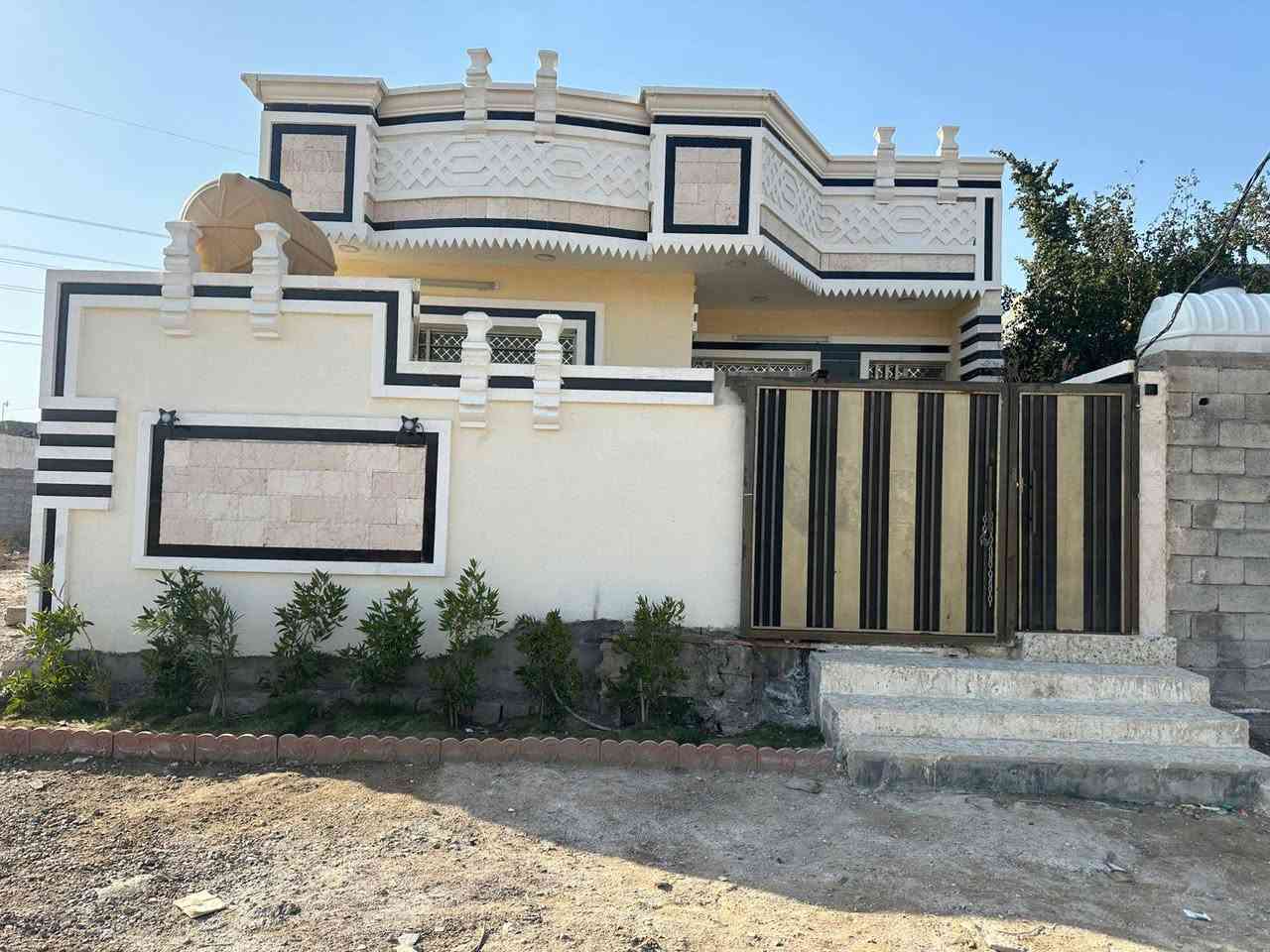 السلام عليكم بيت للبيع مساحة 190متر زراعي سند 117في بغداد( منطقة الاصلاح) قرب السريدات وقريب على سريع شعب و 10دقائق عن الجزيرة بغداد السياحية يتكون البيت من غرفتين نوم وصالة استقبال ومطبخ مع صحيات داخلية وخارجية بناء حديث السعر 80وبي مجال الشراي يتصل ***********
