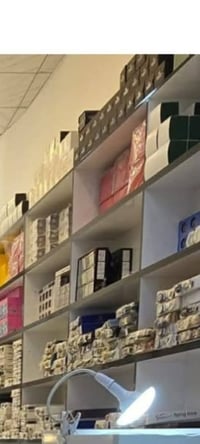 ڤاترينات عدد 7 + رفوف 5+ ملحق أرضي أبواب السعر 750 ألف بي مجال  العنوا...