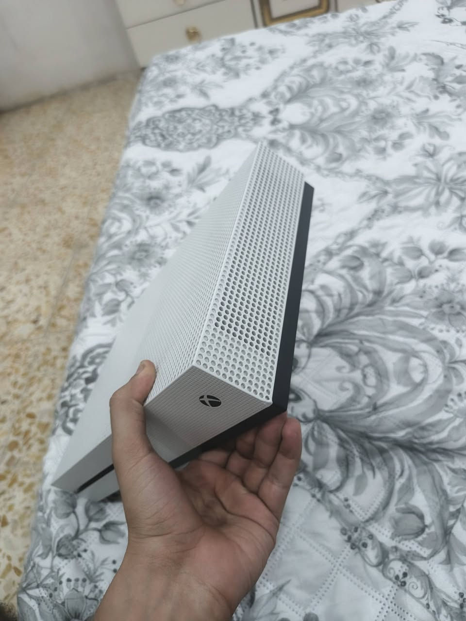 اكس بوكس وان اس ذاكره ٥٠٠
العنوان بغداد مدينه الصدر 
السعر ٢٠٠
اني حب للفيفا فه بقي بس عليه 
باقي شترك بي شهر 
جوستك عدد ٢
رقم ***********

