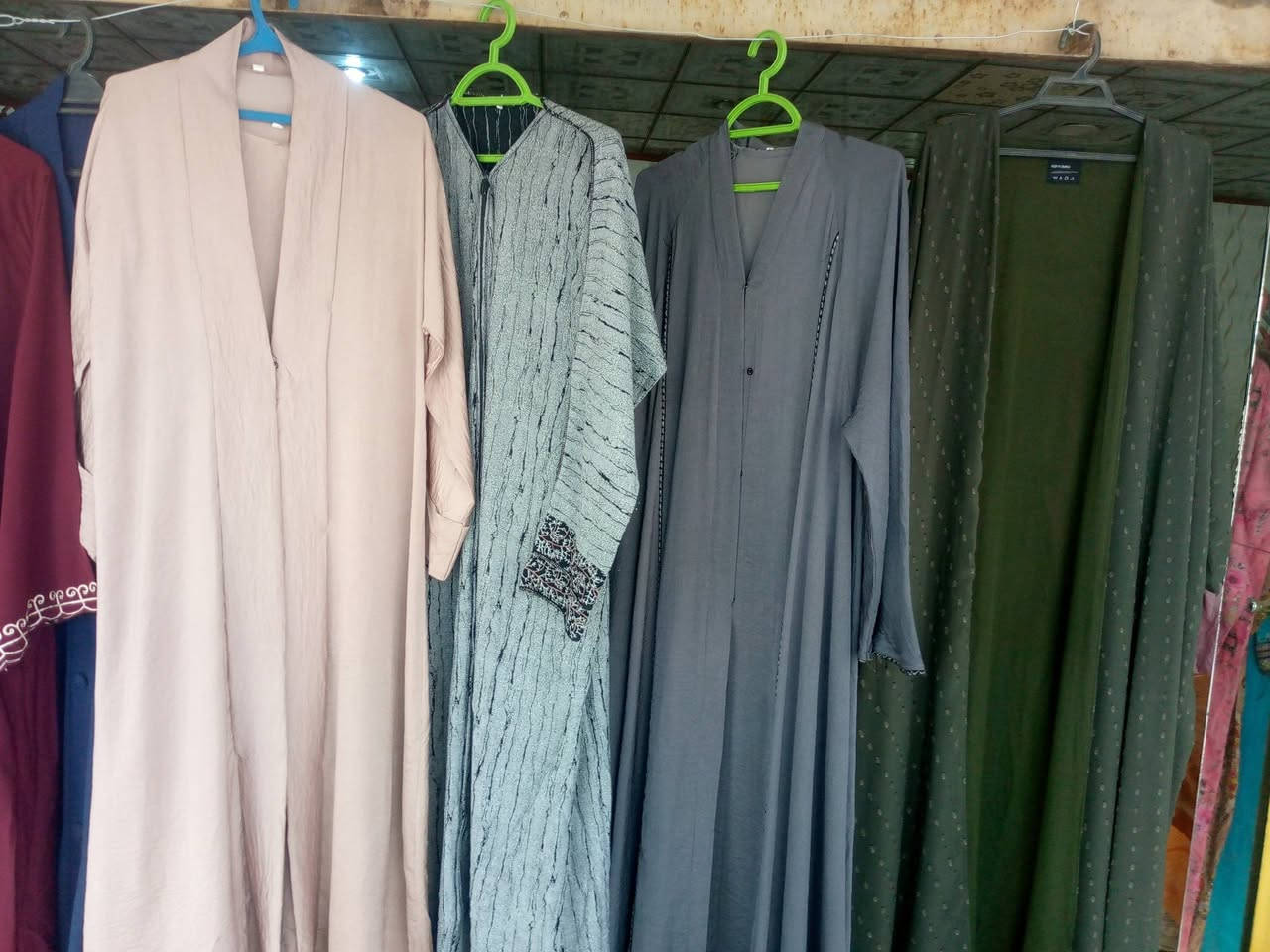 عبايات خليجيه وبشت ألوان وفستان نسائي ودشداشه خليجي نسائي بناني بإله محل أبو سعد  القياره قرب فرع التربية الشارع العام


**إذا كنت صاحب هذا الإعلان وتريد حذفه لأي سبب، رجاءا أرسل رسالة إلى الدعم الفني**