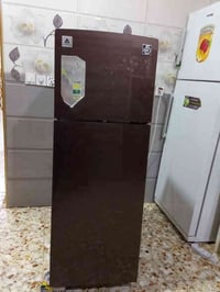 ثلاجه للبيع نضيفه ماطور جديد غاز جديد شرط الثلج بس رجليه من كدام طاكات...