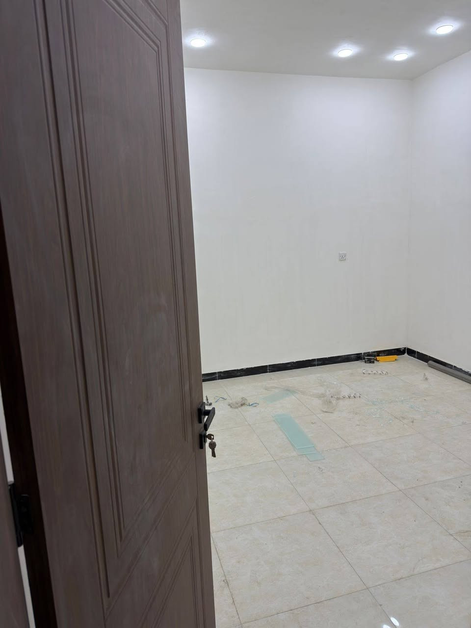 للايجار 
١. شقه الاسكان شارع مستشفى الطفل طابق ارضي تحتوي على غرفه وصاله الايجار الشهري ٦٥٠ الف.
2. شقه الأسكان شارع مستشفى الطفل طابق اول تحتوي على غرفتين وصاله ومطبخ سعر الإيجار الشهري ٧٠٠ الف.
٣. دار في حي الزهور خلف مستشفى الطفل مساحه ٩٠ متر طابقين نظيف يحتوي على ٣ غرف نوم وصاله مطبخ سعر الايجار الشهري ٨٥٠ الف. 
للاستفسار الاتصال على الرقم
***********
