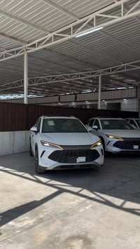 فول مواصفات اعلى فئة داخل عسلي  2كراسي امامية كهرباء وتدفئة وتبريد اسع...