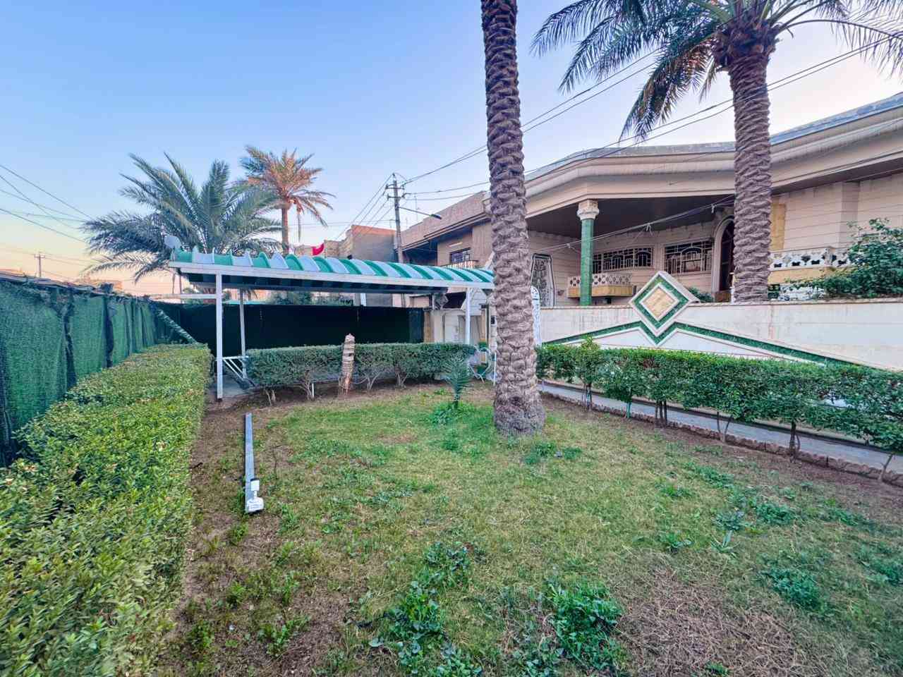 #شركة_ارض_ادم_للوساطة_العقارية

🛑عقارات البلديات 

🏡 بيت للبيع – طابقين
المساحة: 300م
الواجهة: 15م
النزال: 30م
تشجير: 100م
🔹 الطابق الأرضي يحتوي على:
استقبال
صالة داخلية
غرفتين نوم
صحيات
مطبخ حار وبارد
🔹 الطابق الثاني يحتوي على:
صحيات
4 غرف نوم
إحدى الغرف سويت كامل
💰 السعر: 950 مليون
التفاصيل اكثر يرجى

***********
***********
