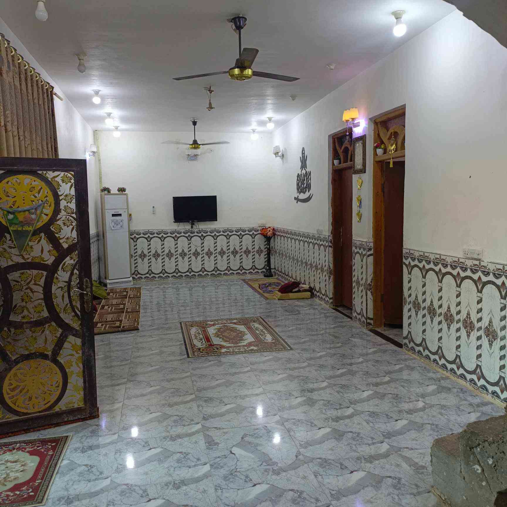 يا الله بيت للبيع في شارع نفط  مساحته 300متر بناء كامل غرفتين وهول وصحيات داخل وخارج ومطبخ واستقبال مكان قرب مدرسه القلم  للاستفسار على رقم على رقم ***********

