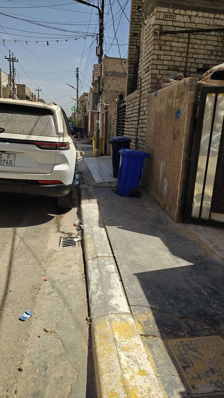 السلام عليكم 
بيت 100 متر  5x20  طابق واحد زراعي حجي جعفر فرع مدرسة البستان قرب اسواق حازم 
خدمات كاملة تبليط مجاري مي محولتين كهرباء 
البيت بدون شتايكر وستارة
الكاشي مثل مموضح بالصورة واكو مكانات بيهه رطوبة
للاستفسار ***********
السعر 110 مليون
