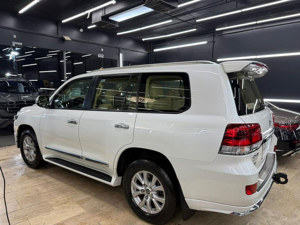 لاندكروز GXR V6 وايت أدشن 2017.
ضمان شركة SAS باب أول.
ماشية ( 100km الف) فقط.
السيارة على حالة الوكالة موضح بالصور.
مكينة كير صدر بدي كفالة عامة
على حالة الزيرو.
فول مواصفات.
سونار جديد عندي.

رقم بغداد تحويل مباشر.
الموقع بغداد. زيونة.
للأستفسار اكثر الاتصال او مراسلة واتساب:-

***********
