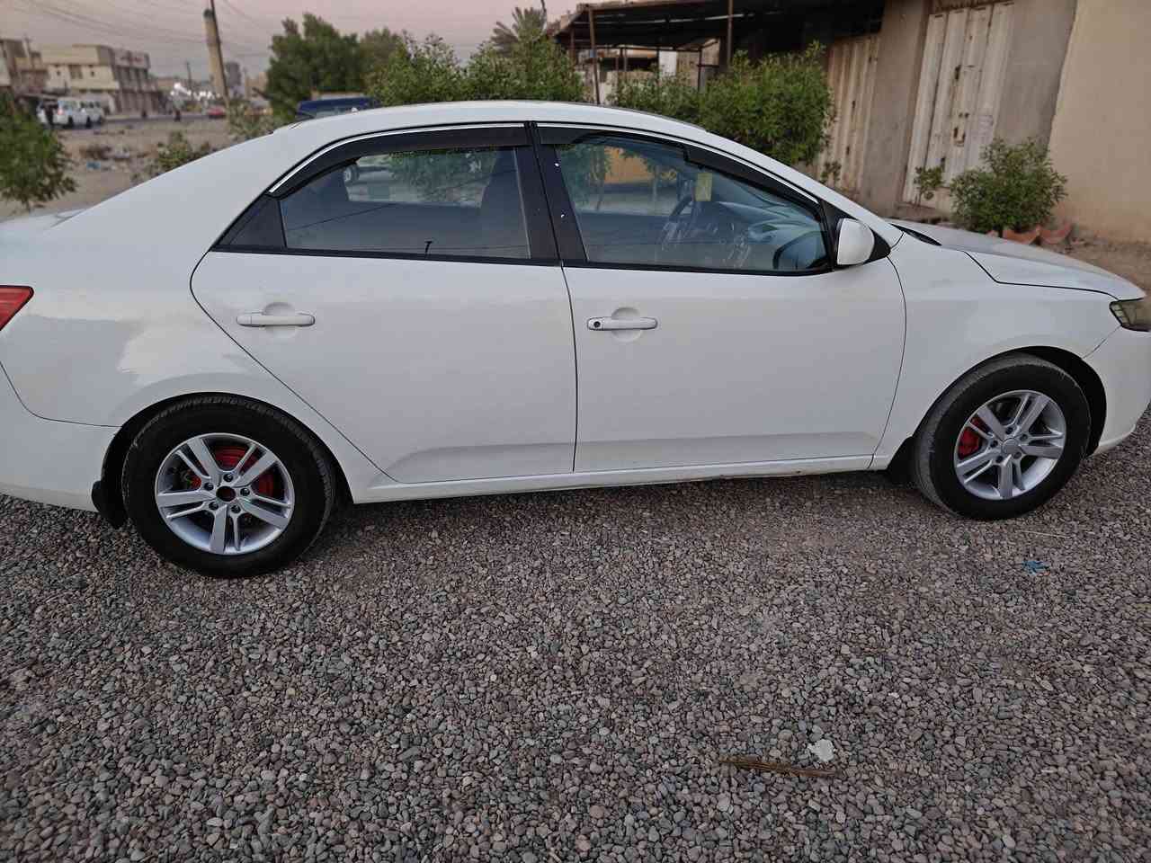سلام عليكم 
للبيع كيا سيراتو خليجي 2011 مكينه 1600 

 بيها بكانات صبغ اثر طخات بسيطه 

سعر 92 بي مجال بكان بغداد 

الاتصال ***********
