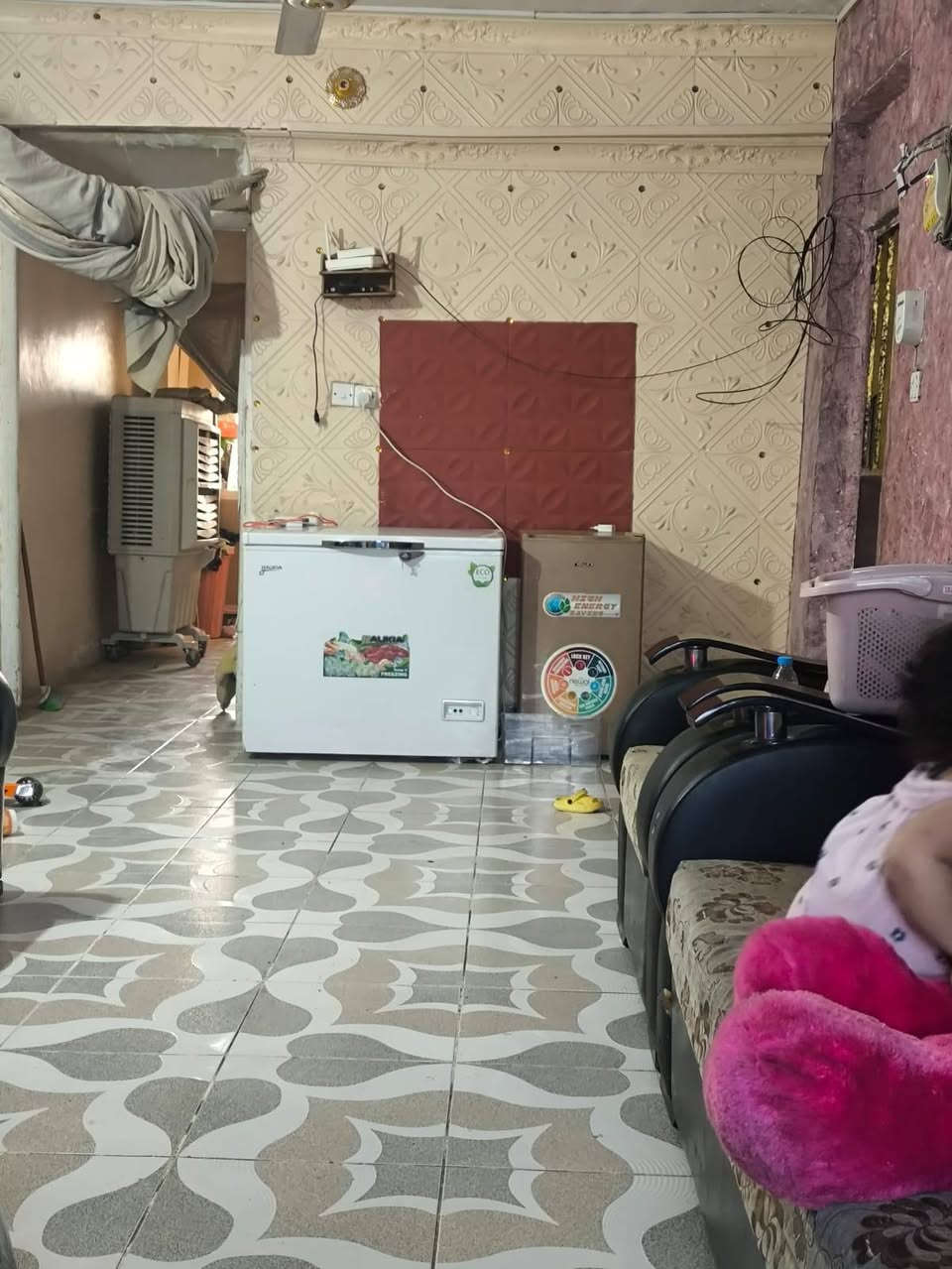سلام عليكم شقة للبيع طابق ثالث كاملة بمربع ابو هدا سعر 8وربع ***********
