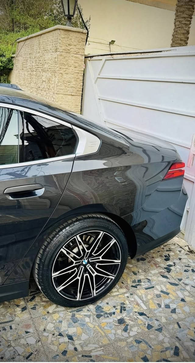 Bmw 530 2024 كلين تايتل    Luxury line اعلى فئة
رقم اربيل (22)
-كفاله عامه شرط الدعاميات. والصبغ والبارد والفتح. 

- سستم صوت هارمان كاردن 
- حساسات 360 “
-كاميرات 360
- ماشيه 39الف ميل 
- شحن واير لس
- جنطه كهرباء 
- كشنات هيتر 
- ستيرن هيتر 
- ردار امامي + جانبي. 
- مكان السياره بغداد 

- السعر44,500
***********
