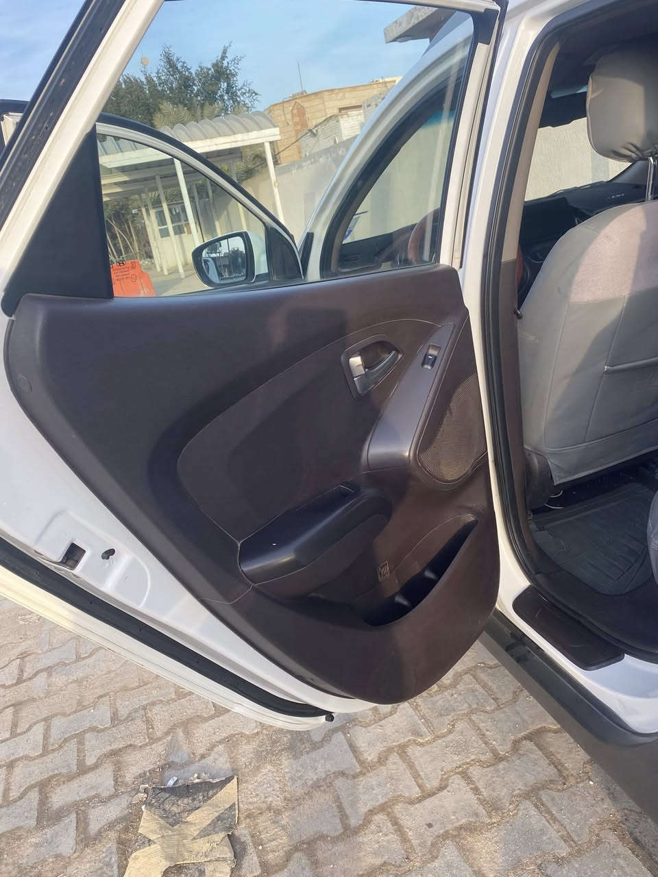 توسان موديل ٢٠١٥
ماشيـه ١٥٥
بيها بارد جاملغ وكارت بالجنطه ودحجه
السياره حلوه ونضيفه كير ومحرك مكفولات 
حداديـه جديده قبل شكم يوم مسويها 
رقم نجف انكليزي سنويه جديده
مكانها نجف مشخاب
سعر ١٥٩ بيها مجال
***********
