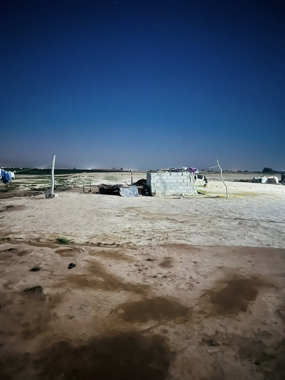 سلام عليكم ورحمة الله وبركاته بيت للبيع مساحة البناء 300مع قطع ثنين 600متر قرية دبي واصلها مي حلو ومر اتصل وتدلل***********
